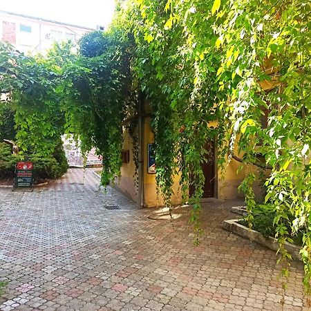 Central Gate Apartment Chernivtsi Bagian luar foto