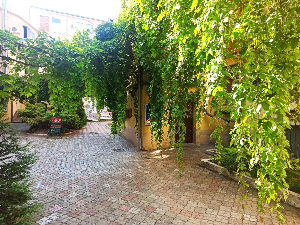 Central Gate Apartment Chernivtsi Bagian luar foto